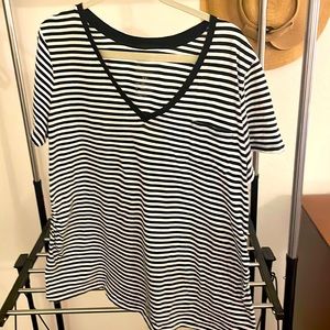 Maternity- gap v-neck tshirt black & white stripe size XXL